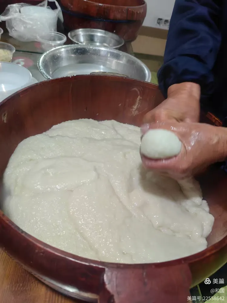 娄桥叶汇社区鑫汇家园老人食堂捣麻糍